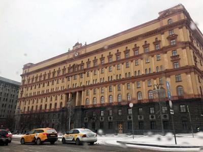 У здания ФСБ в Москве снова задерживают журналистов