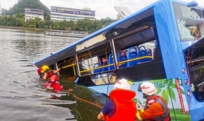 В Китае автобус с людьми упал в озеро: десятки погибших – фото, видео