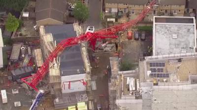 Женщина погибла при обрушении крана на жилые дома в Лондоне