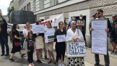Под посольством РФ в Австрии после убийства критика Кадырова состоялся протест – видео