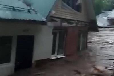 В подмосковной Рузе прорвало дамбу и затопило несколько домов