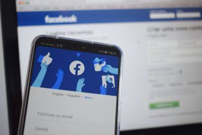 Facebook удалил аккаунты, связанные с экс-советником Трампа Роджером Стоуном