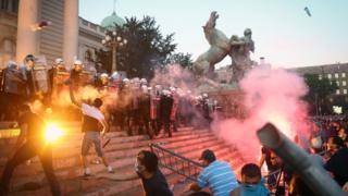 Беспорядки в Белграде: что за толпа собралась у парламента Сербии второй вечер подряд
