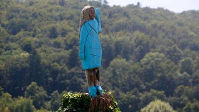 Неизвестные подожгли статую жены Трампа в Словении