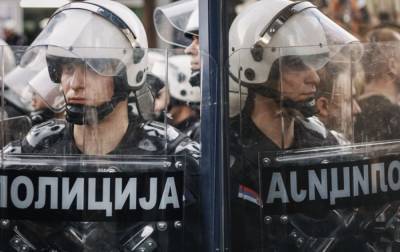 Протесты в Сербии переросли в жестокие столкновения с полицией