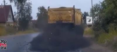 Грузовик в Петрозаводске подпрыгнул на яме и высыпал несколько тонн асфальтовой смеси на дорогу (ВИДЕО)