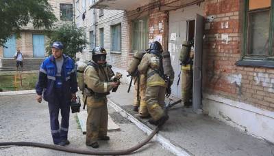 В Челябинской области сотрудники МЧС спасли из горящего дома 21 человека