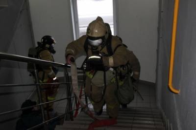 Шесть человек спасли пожарные из загоревшегося дома в Кузбассе