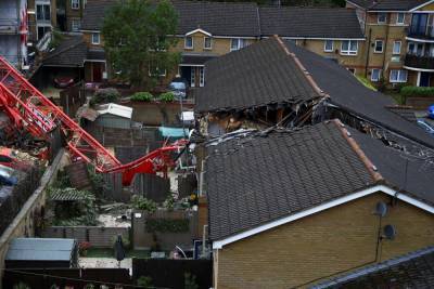 В Лондоне строительный кран рухнул на жилые дома: есть жертвы