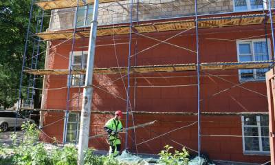 Рабочим, которые красили фасады в Петрозаводске по контракту с мэрией, не заплатили обещанных денег