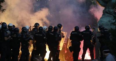 Слезоточивый газ, камни и взрывпакеты: в Сербии не утихают протесты из-за усиления карантина