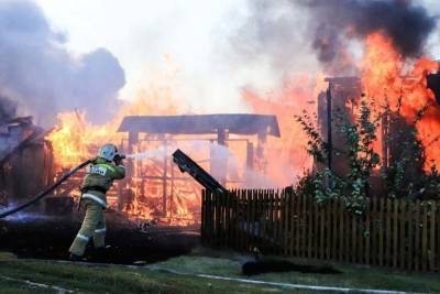 Крупный пожар в Кетовском районе — сгорели два жилых дома. На место выезжал глава ГУ МЧС