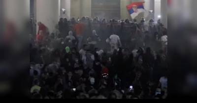 В Сербии продолжаются беспорядки и стычки с полицией: появились новые видео столкновений