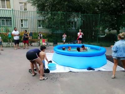 Бассейн для детей установили во дворе воронежской многоэтажки