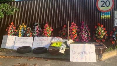 Смолию к месту жительства подбросили гроб, похоронные венки и плакаты с угрозами, НБУ намекает на причастность Коломойского