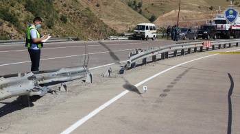 На перевале Камчик грузовик с цементом упал в овраг: погибли двое человек