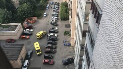 В Московском районе из окна многоэтажки выпала 17-летняя петербурженка
