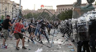 В Сербии длятся антиправительственные протесты, спровоцированные карантином (фото)