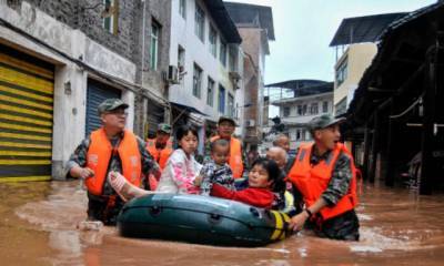 Китай и Япония страдают от наводнений, число жертв увеличивается