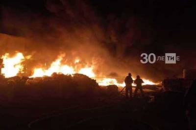 В Казани крупный пожар ликвидировал склады с вторсырьем