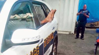 Чуть не сварились заживо в Эйлате: полиция заперла людей в машине при температуре +40
