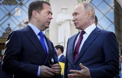Медведев назвал товарищескими отношения с Путиным