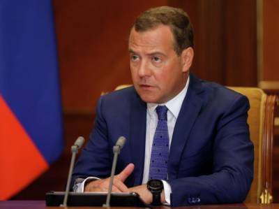 Медведев высказался за массовую вакцинацию от COVID-19