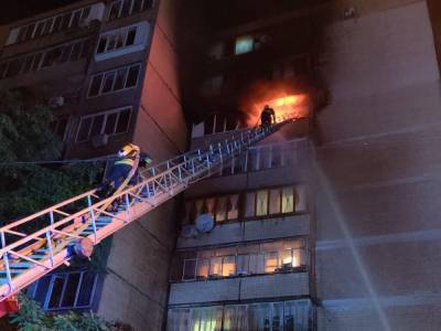 Многоэтажка загорелась в Киеве, людей массово эвакуировали: фото и видео с мета пожара