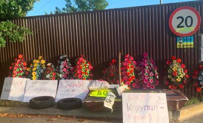 Экс-главе НБУ Смолию под дом подбросили гроб и венки: в Нацбанке считают организатором Коломойского