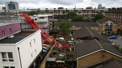 Видео: упавший подъемный кран разрезал напополам дом в Лондоне