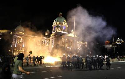 В Сербии полиция избивала митингующих, уличные протесты продолжаются – фото, видео