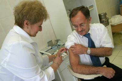 Минздрав пообещал сделать вакцинацию от коронавируса добровольной
