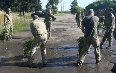 У воинской части в Луцке к визиту Зеленского солдаты черпали воду из луж