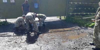 Украинских военных заставили вычерпывать воду из луж перед приездом Зеленского