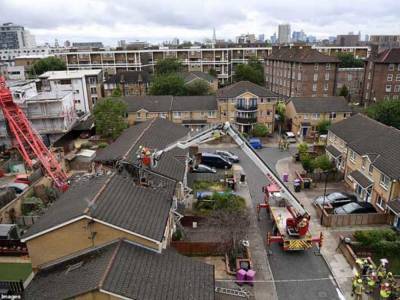 В Лондоне 20-метровый строительный кран упал на жилые дома