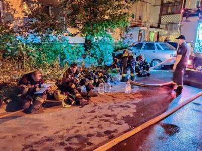 На столичной Троещине произошел пожар в многоэтажке: бойцы ГСЧС эвакуировали 15 человек