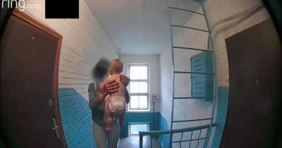 В Киеве младенец сидел спиной к открытому окну и ползал по лестнице: спасли соседи