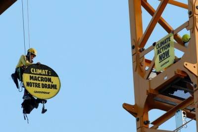 Экоактивисты повесили на кране у Нотр-Дам баннер о проблемах экологии