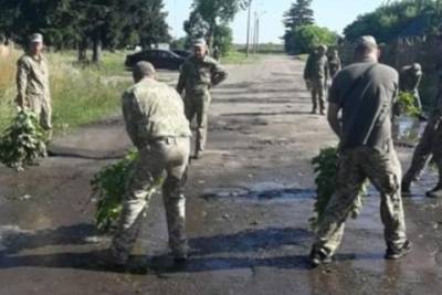 В Луцке накануне визита Зеленского военные выгребали воду из луж на дороге