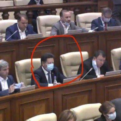 Молдавское правительство спас вернувшийся депутат-перебежчик