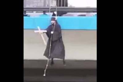 В Москве сняли парящего над мостом человека в костюме священника
