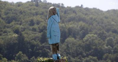 На родине Мелании Трамп сожгли ее странную деревянную статую