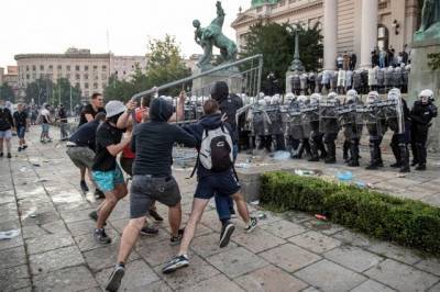 Министр обороны Сербии назвал беспорядки в стране попыткой госпереворота