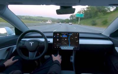 Tesla скоро смогут обходиться без водителя – Маск