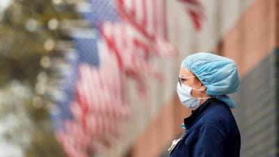 Полгода пандемии коронавируса: американские медики все еще неделями носят одноразовые маски
