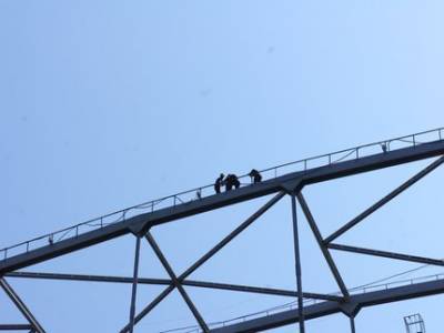 В Уфе спасатели сняли с моста мужчину