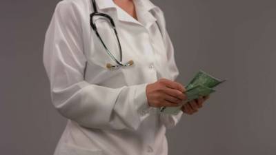 Антикор: В Атырау руководство поликлиники забирало у медиков полученные к зарплате надбавки