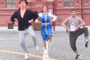 Зажигательный танец россиянки, корейца и азербайджанца на Красной площади стал вирусным