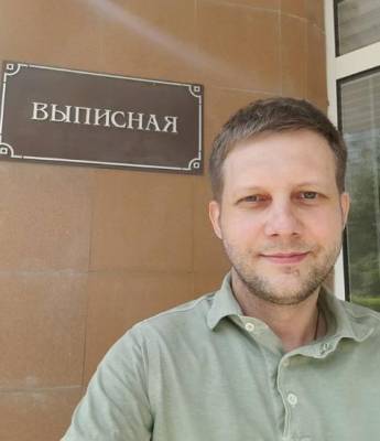 Борис Корчевников встретил из роддома подругу с новорожденным
