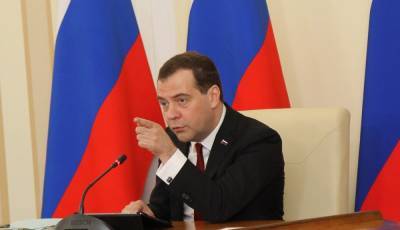 Медведев посоветовал украинцам смириться с аннексией Крыма: "Это было необходимо"
